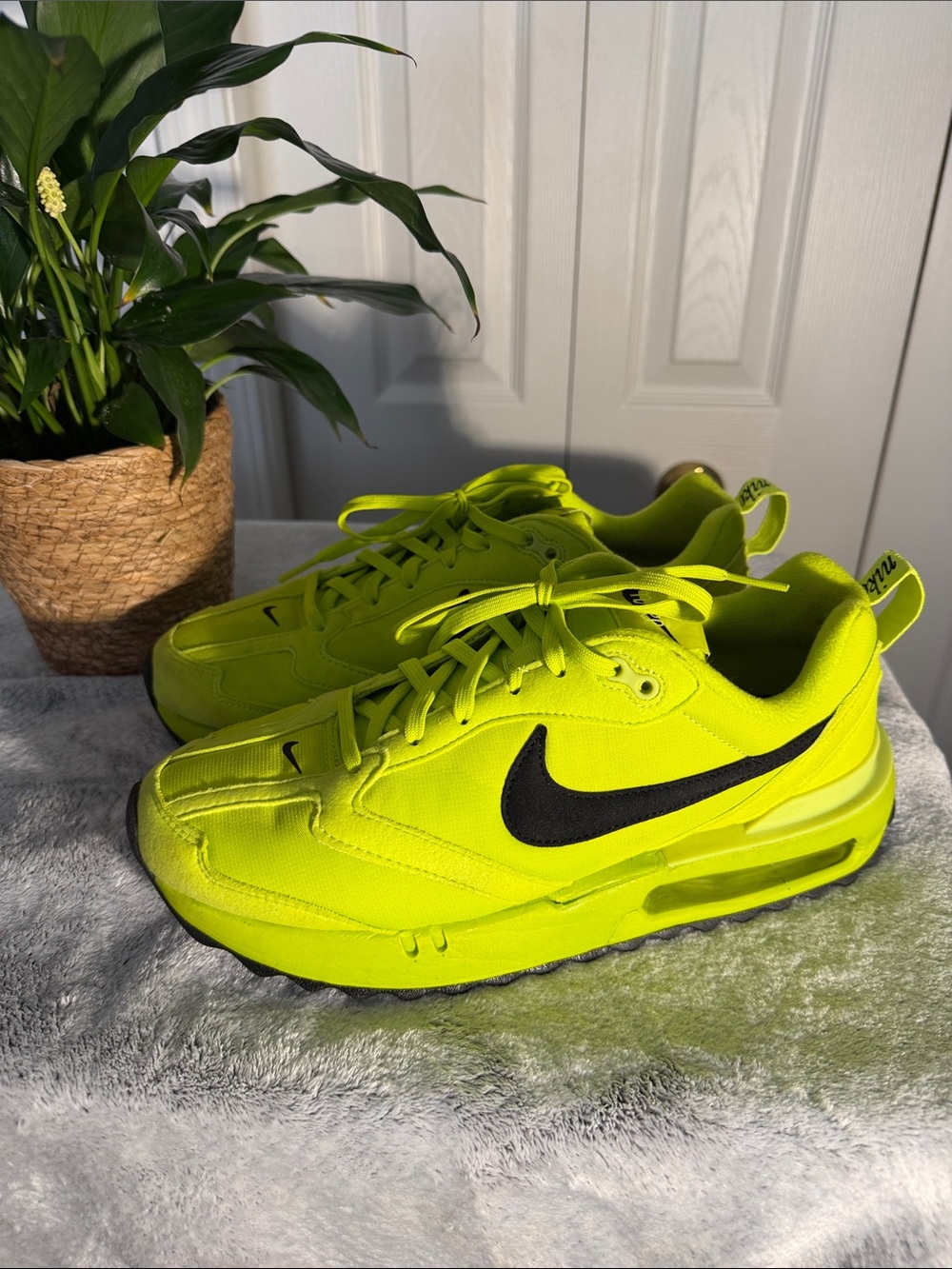 Nike Air Max Dawn Neon and Black Running Sneakers - Unisex Women 9.5/Men 8
